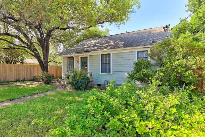Property Photo:  809 E 44th Street  TX 78751 