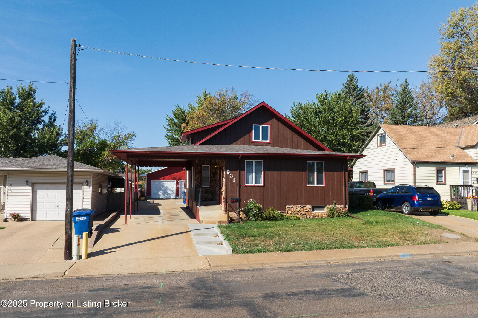 Property Photo: 921 4th Avenue E ND 58601