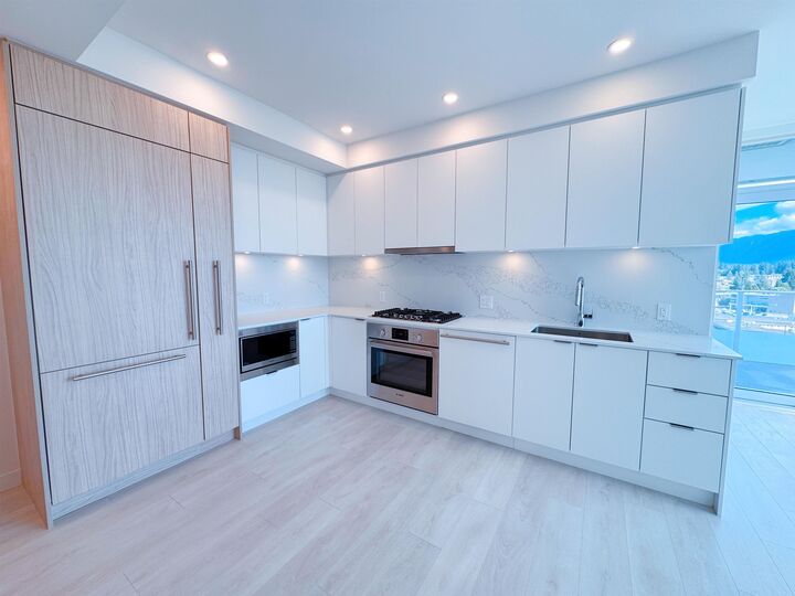 Property Photo: 537 Cottonwood Avenue 1209 BC V3J 0S4