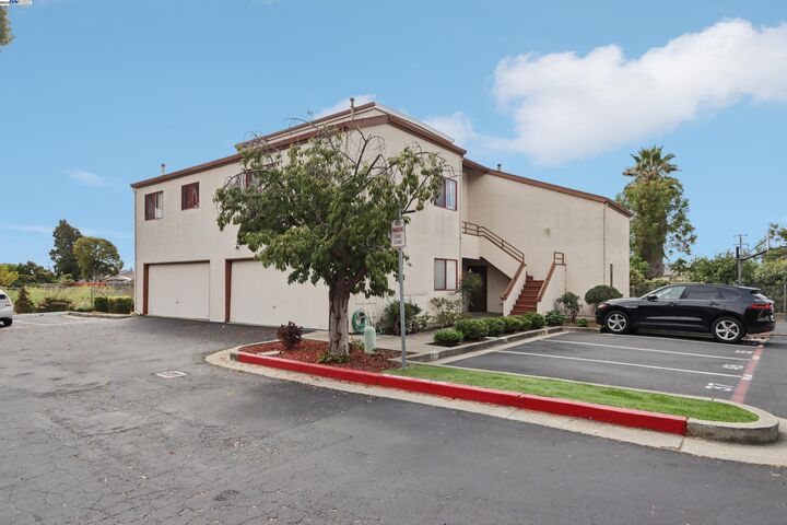 Property Photo: 27949 Thornton Ct CA 94544