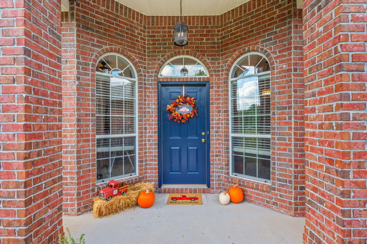 Property Photo: 417 Bobby Drive FL 32536