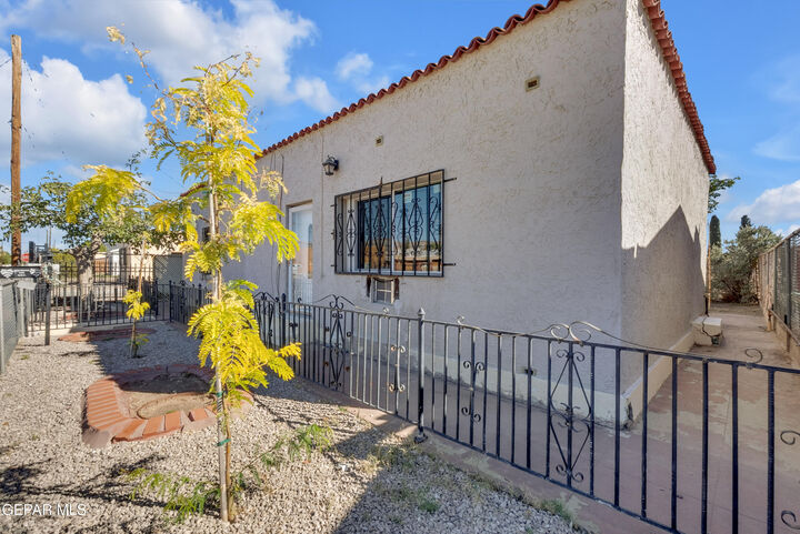 Property Photo:  402 Francis Street  TX 79905 