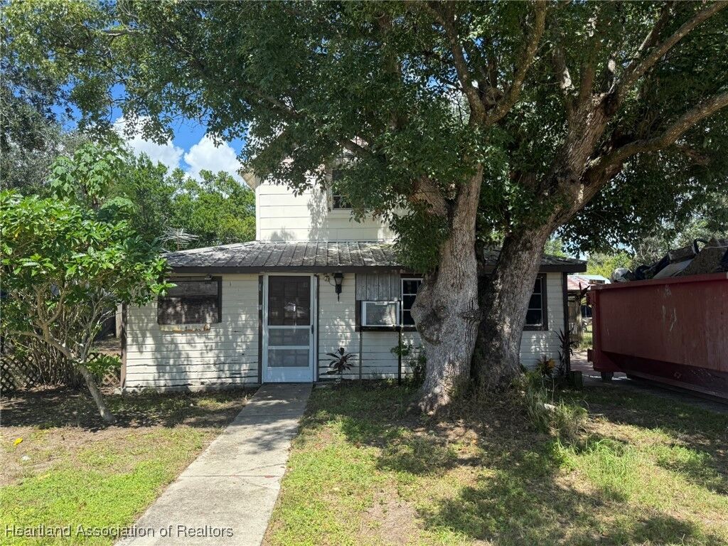 Property Photo:  17 E Winthrop Street  FL 33825