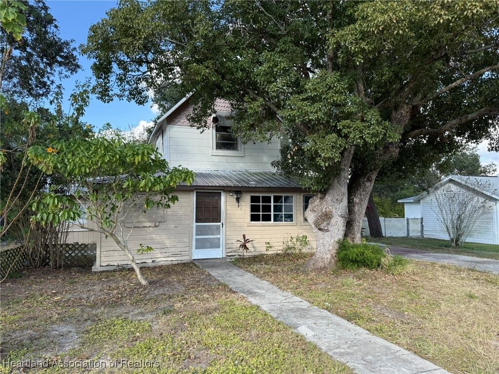 Property Photo: 17 E Winthrop Street FL 33825