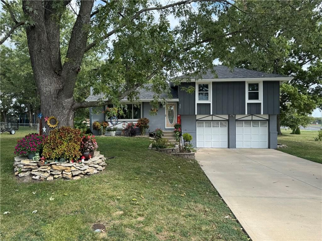 Property Photo:  606 S Race Street  KS 66083 