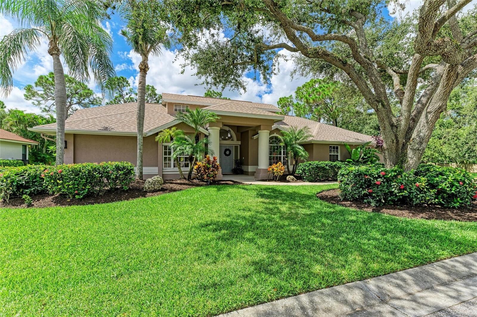 Property Photo: 8400 Woodbriar Drive FL 34238