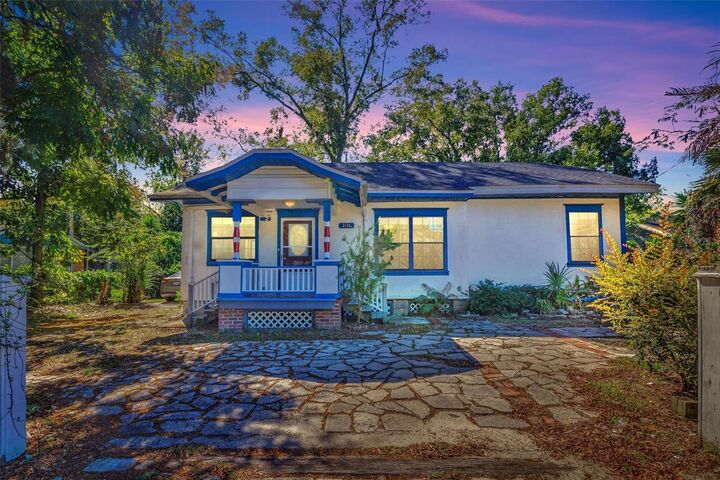 Property Photo: 2133 NE 8th Avenue FL 32641