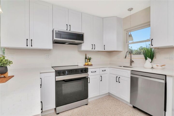 Property Photo:  27 Park Avenue  FL 34689 