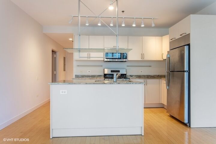 Property Photo: 510 W Erie Street 708 IL 60654