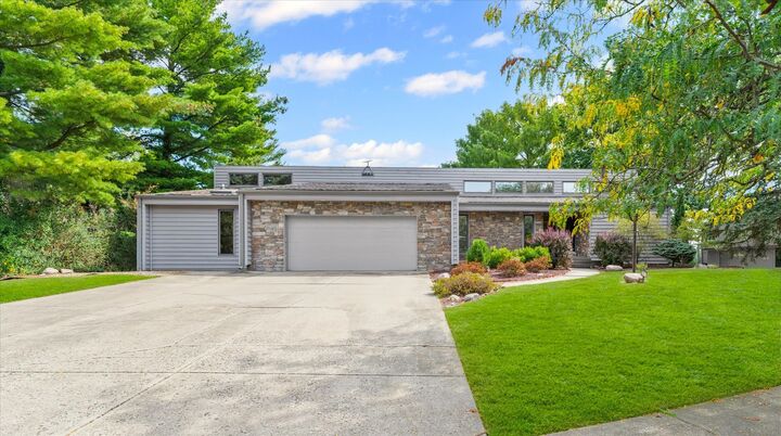 2012 Byrnebruk Drive  Champaign IL 61822 photo