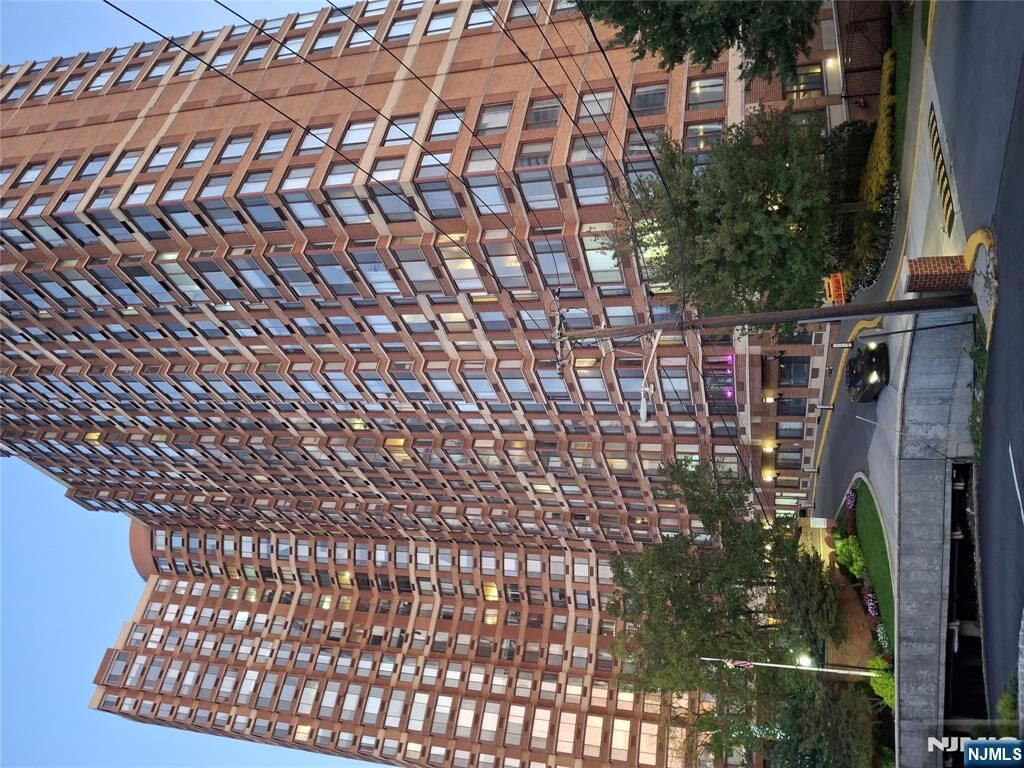 Property Photo:  100 Old Palisade Road 1402  NJ 07024 