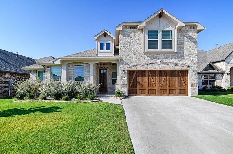 Property Photo: 521 Livia Street TX 76028