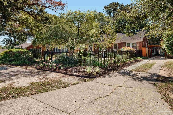 Property Photo:  1813 E Maxwell St  FL 32503 