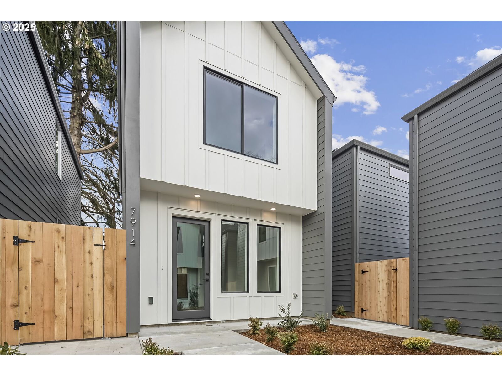 Property Photo:  7914 SE 45th Ave  OR 97206 