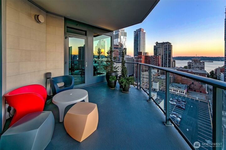 Property Photo: 1920 4th Avenue 1702 WA 98101