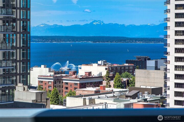 Property Photo: 1920 4th Avenue 1702 WA 98101