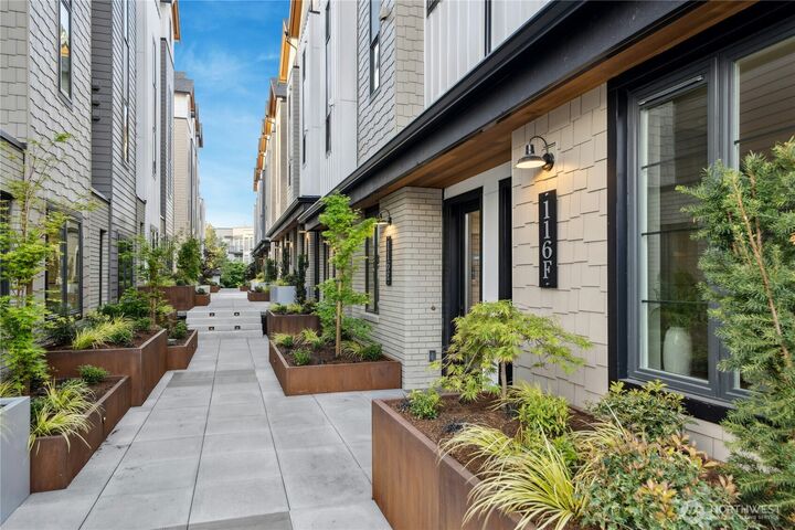 Property Photo:  118 E  2nd Street S  WA 98033 