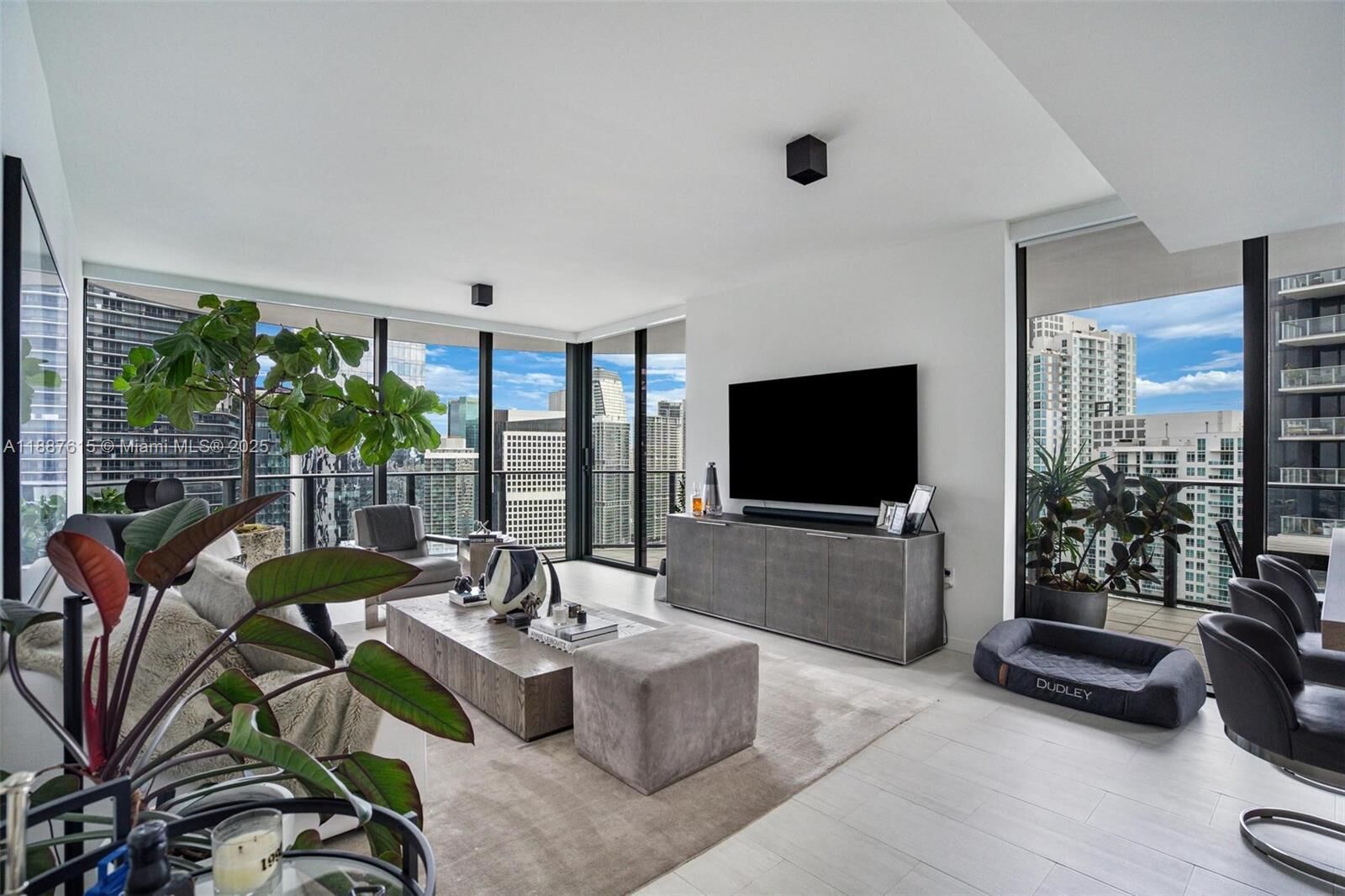 Property Photo:  1000 Brickell Plz 4315  FL 33131 