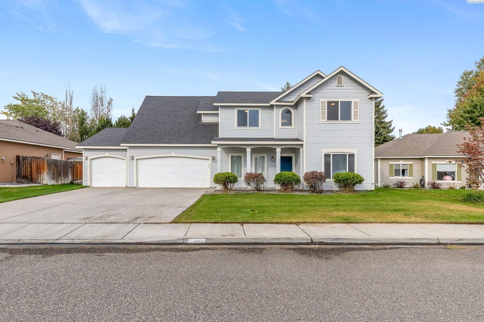 Property Photo:  1443 Desert Srpings Ave  WA 99352 