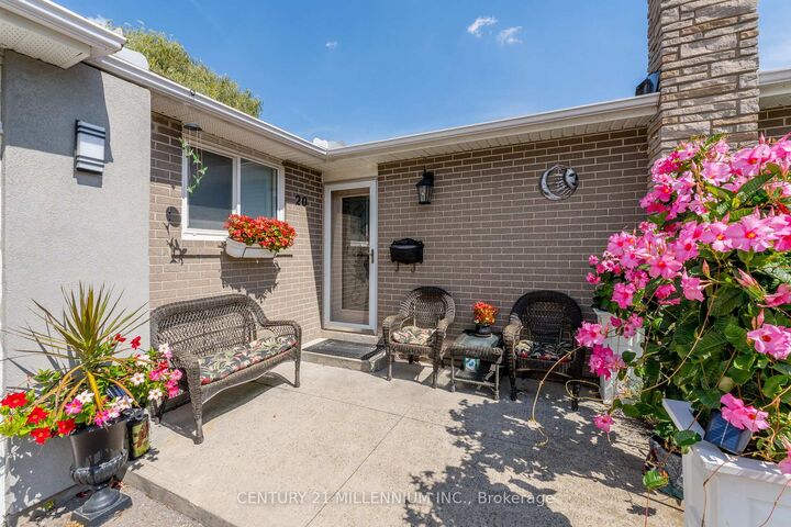 Property Photo:  20 Dunblaine Crescent  ON L6T 3H2 