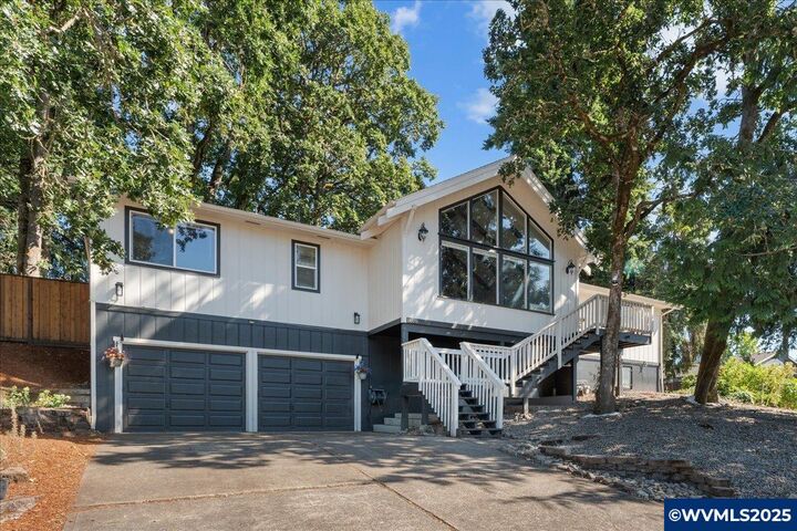 Property Photo: 1408 Greenwood Dr OR 97303