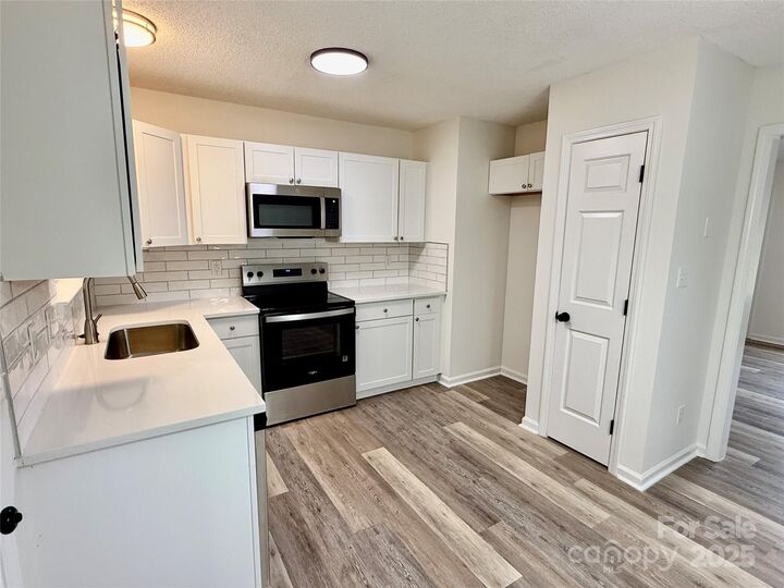 Property Photo:  3403 Fernstone Circle  NC 28227 