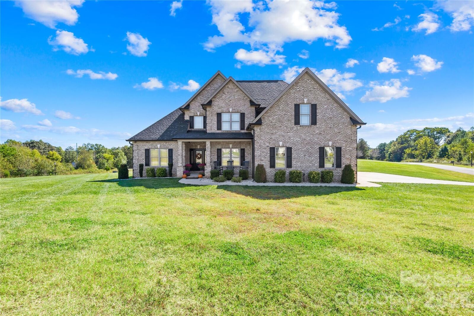 Property Photo: 895 Oak Ridge Farms Circle NC 28658
