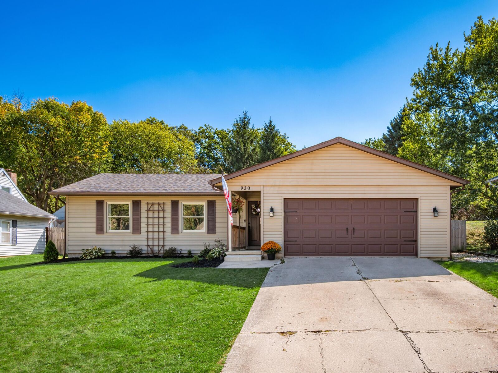Property Photo: 930 Hickory Drive OH 43040