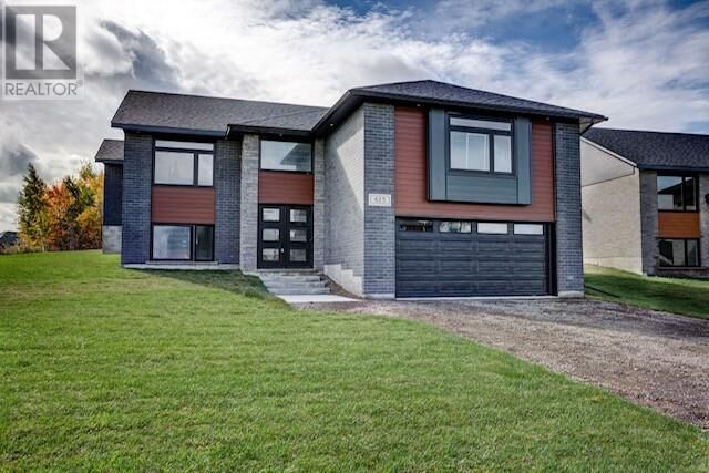 Property Photo: 825 Moonrock Avenue ON P3E 5Z5