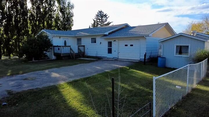 Property Photo:  400 Centennial Street  MB R0M 0X0 