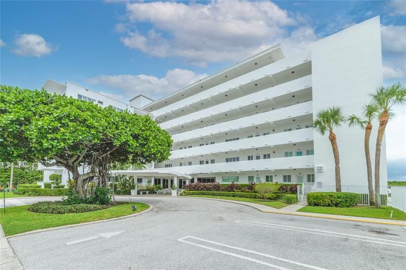 Property Photo:  33 Ocean Ave  FL 33404 