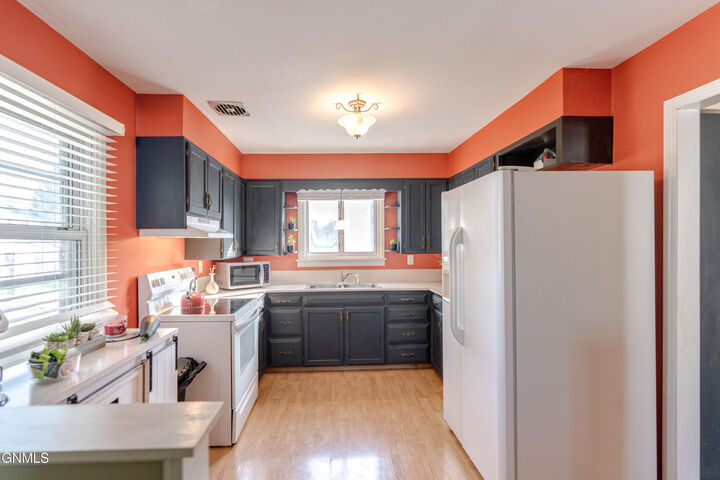 Property Photo:  1204 1st Street NE  ND 58554 
