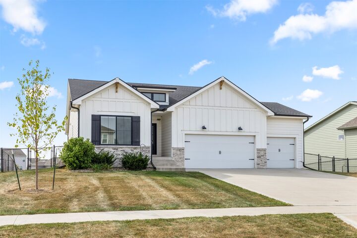 Property Photo:  1045 Spruce Street  IA 50263 