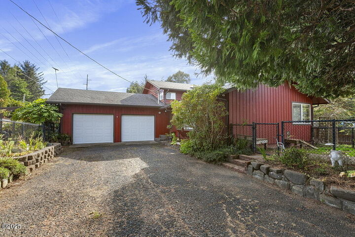 Property Photo:  125 SW View Drive  OR 97394 