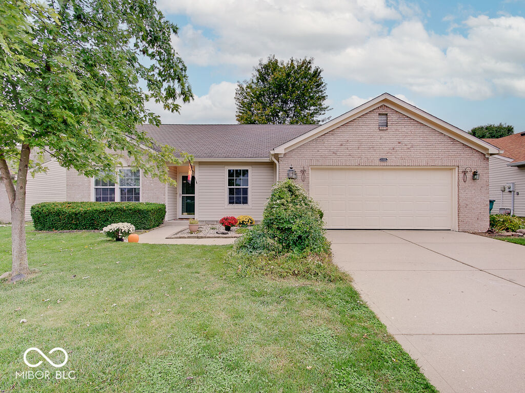 Property Photo:  2160 Meadow Glen Boulevard  IN 46131 