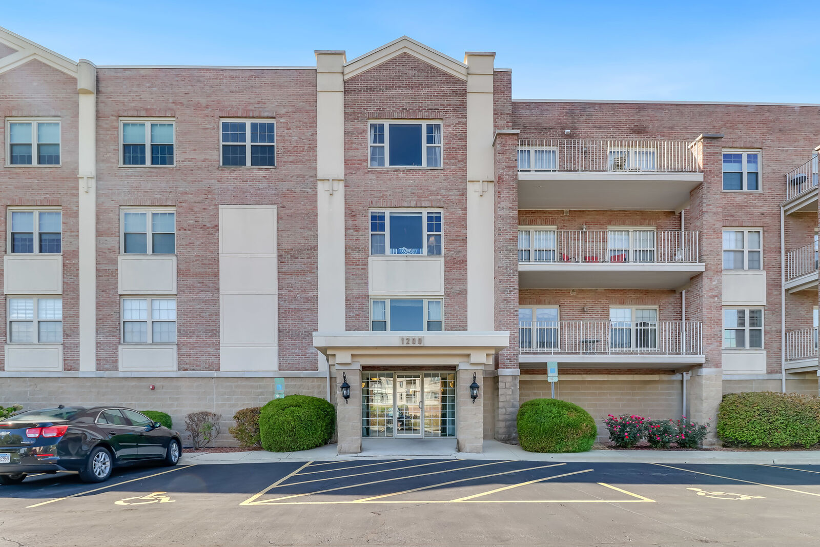 Property Photo:  1200 S Prospect Avenue 303  IL 60126 