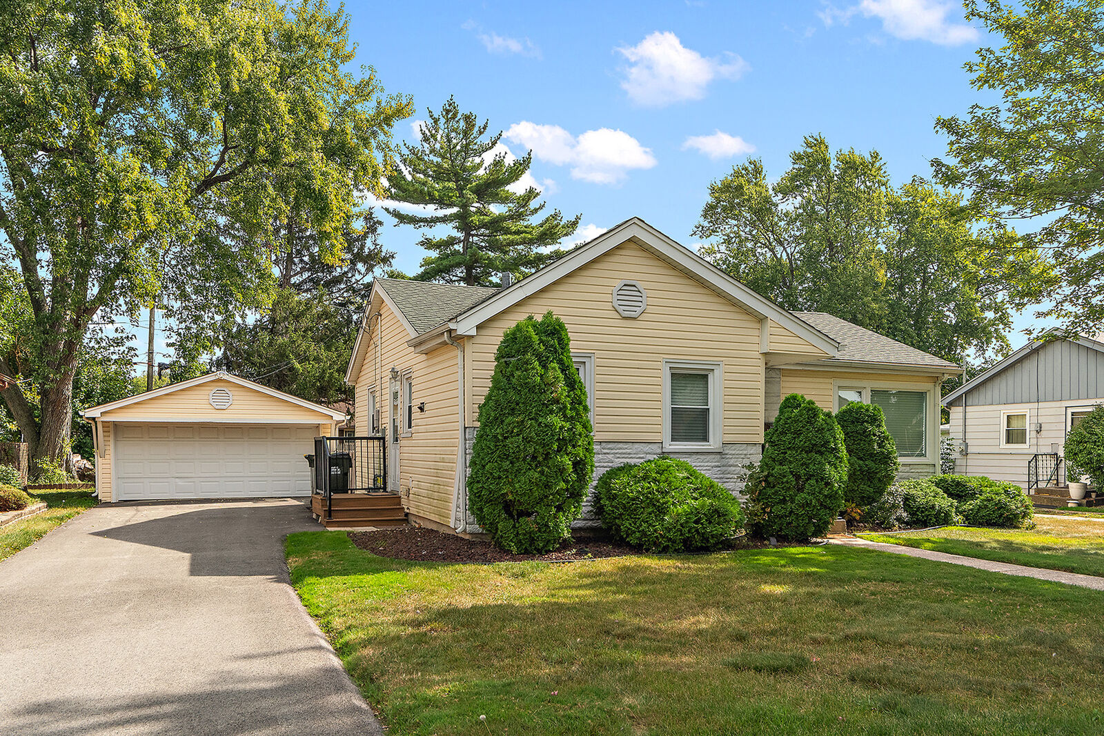 Property Photo:  10825 Oxford Avenue  IL 60415