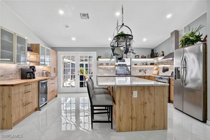 Property Photo:  410 6th Street NE  FL 34120 