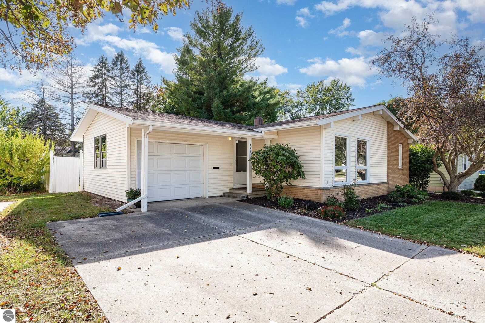 Property Photo: 965 Iowa Street MI 48801