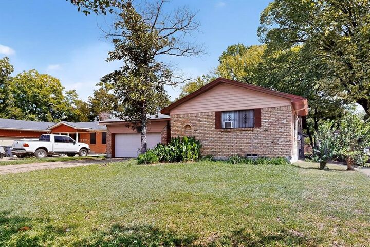 Property Photo: 242 Bissonet TX 75217