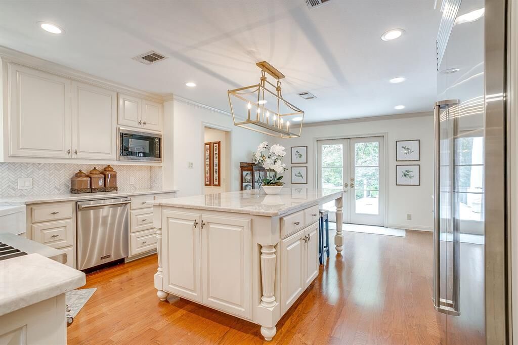 Property Photo: 1905 Indian Creek Drive TX 76107