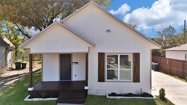Property Photo: 1130 E Hattie Street TX 76104