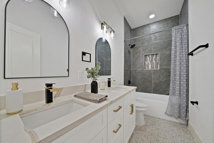 Property Photo: 1130 E Hattie Street TX 76104