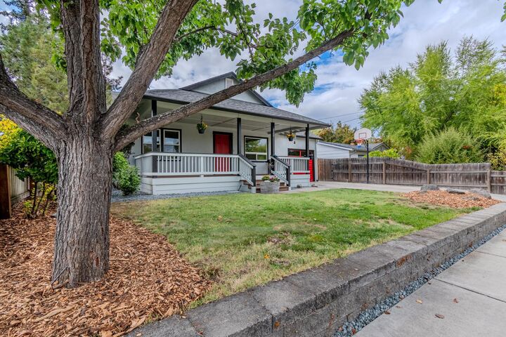 Property Photo:  820 Newtown Street  OR 97501 