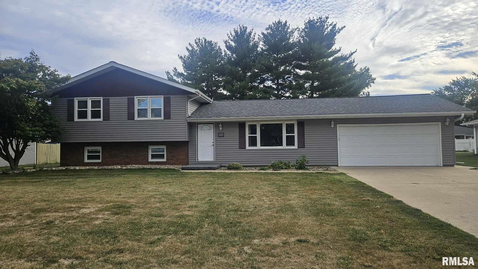 Property Photo:  214 Palm Street  IL 61520 