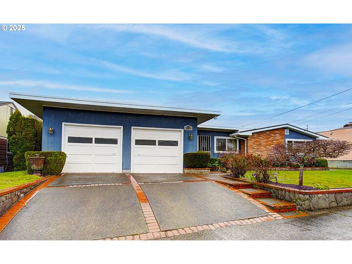 Property Photo:  6420 NE 41st Ave  OR 97211 