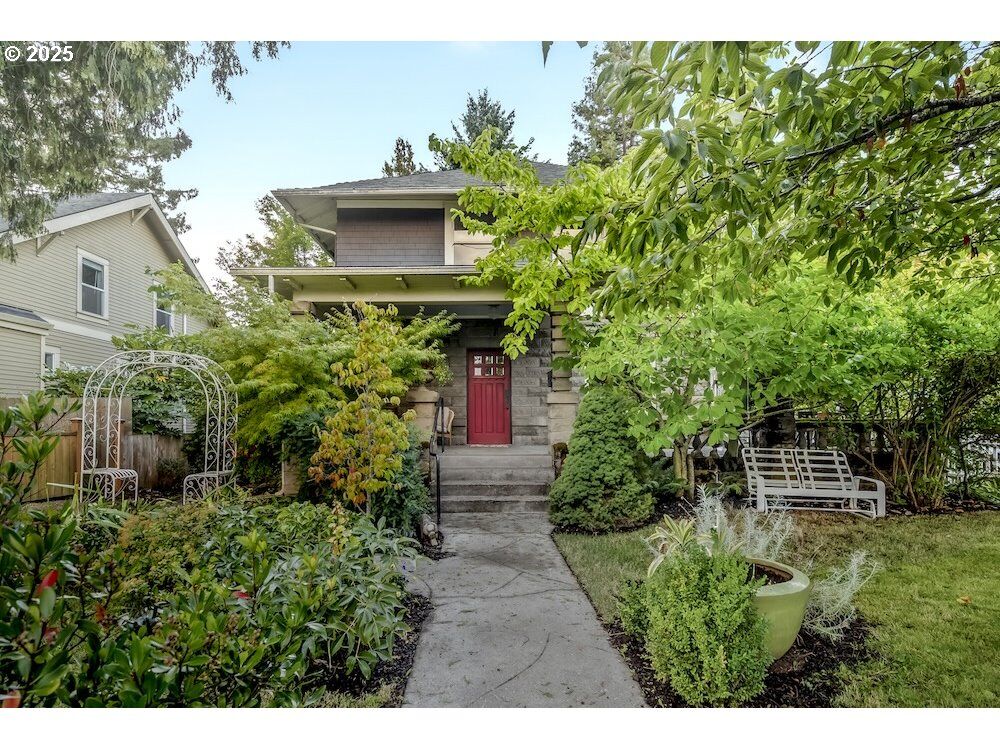 Property Photo:  7039 N Portsmouth Ave  OR 97203 