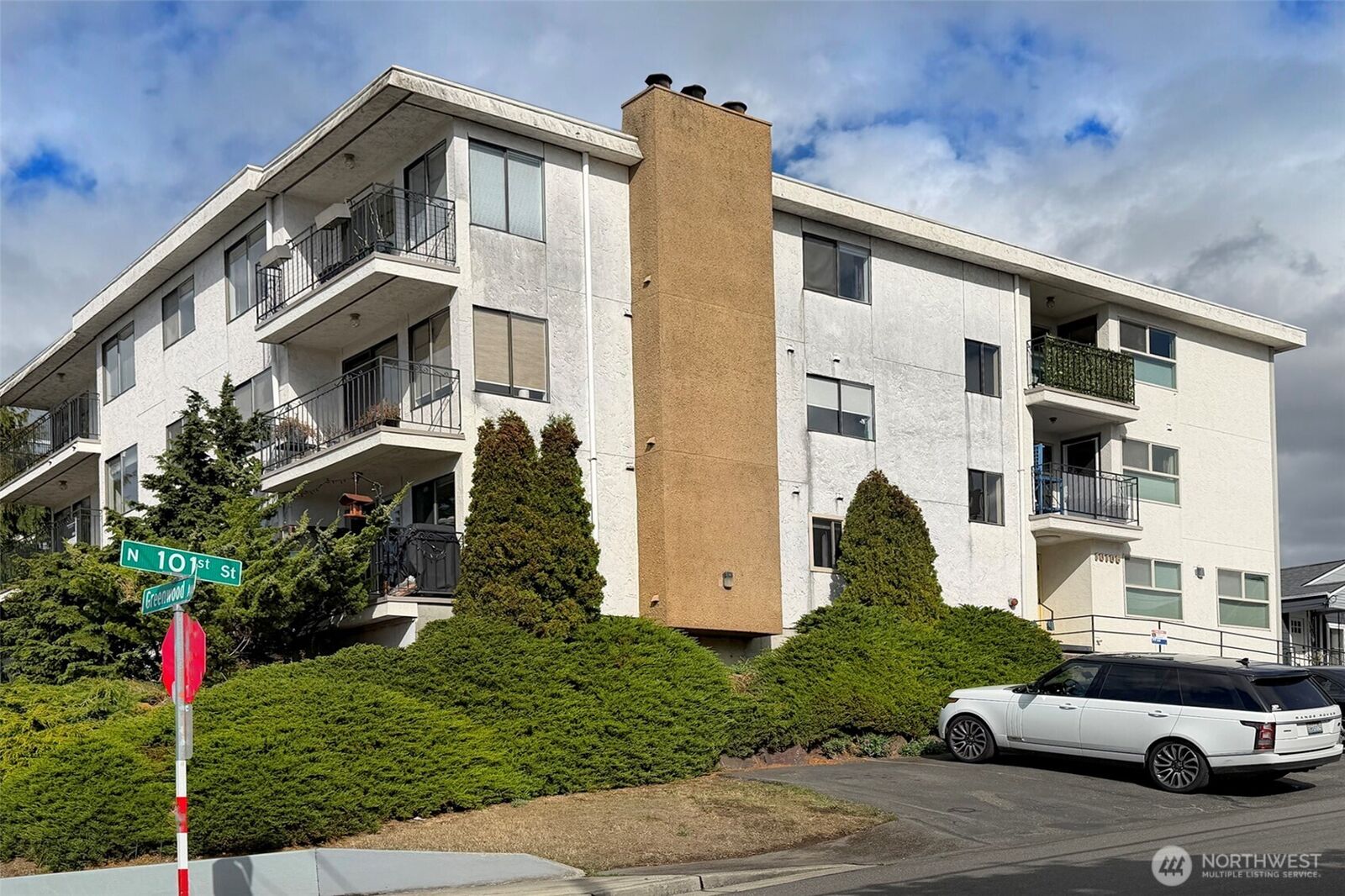 Property Photo:  10106  Greenwood Avenue N 302  WA 98133 