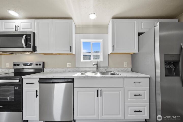 Property Photo:  681  Lonetree Lane  WA 99352 