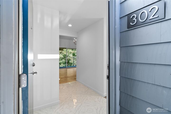 Property Photo: 12719 NE 116th Street E302 WA 98034